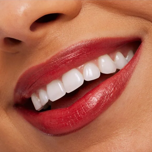 MAC Frost Lipstick LIMITED EDITION REGAL RED. BNIB - Picture 3 of 8